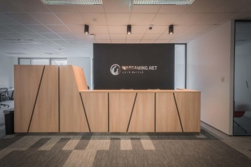 recepce-společnosti-Wargaming-dřevěný-dekor-černé-detaily-realizace-CAPEXUS