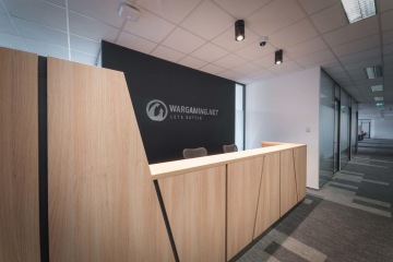 recepce-společnosti-Wargaming-dřevěný-dekor-černé-detaily-realizace-CAPEXUS