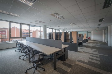 bar-odpočívací-zóna-dřevěná-stěna-černé-osvětlení-lampy-Wargaming-CAPEXUS