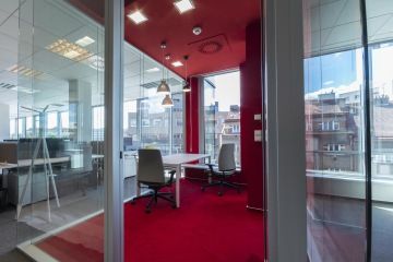There are three lamps in the conference room and only two chairs. Red color on the walls, carpets and ceiling stimulates productive work in a quiet environment.