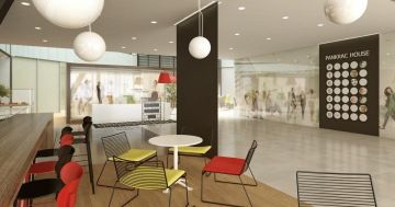 V lobby je zřízena kavárna, která je vybavena barem a barovými židlemi v černé a červené barvě a také kulatými stolky se židlemi s kovovými opěradly.