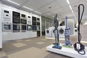 Showroom je vybaven atypickým nábytkem na míru tak, aby byl zachován i po vystavení spotřebičů vzdušný dojem, který je potvrzen nenásilným přechodem mezi showroomem a zasedací místností.