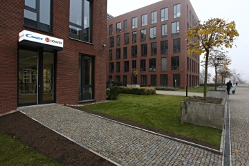 Pohled na Futurama Business Park v cihlovém provedení s velkými různě tvarovanými okny.