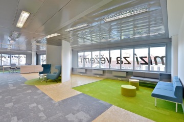 Světlá moderní klientská zóna v Showroom Zlatý Anděl podlahu pokrývají koberce VOXFLOR