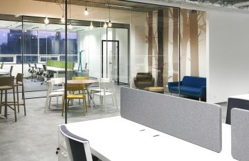 Pohled na akustické paravany, které v rámci openspace pracovních míst oddělují pracovní prostory jednotlivých zaměstnanců.