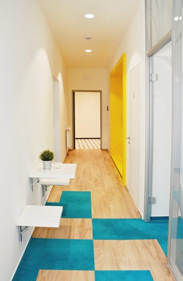 chodba-dřevěná-podlaha-kancelářský-prostor-CAPEXUS-kanceláře