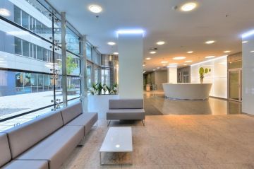 Prosvětlení a oživení prostoru zajišťují světla, velká okna a nadčasový design.