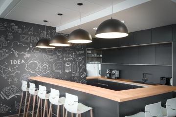 černá kuchyň-křídová stěna-kuchyňská-linka-v-kombinaci-černé-a-dekoru-dřeva-CAPEXUS-kanceláře-designové kanceláře-kanceláře CAPEXUS-Seznam-Seznam kanceláře