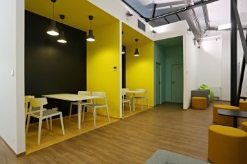 Kuchyňka v industriálním rázu je vybavena nábytkem Actiu a je laděna do okrové barvy.