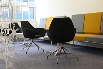 Neformální posezení je vybaveno nábytkem Actiu, který je pro oživení mimo jiné v hořicové barvě