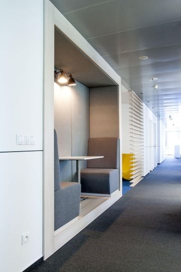 Nadčasový interiér relaxačního koutku má pestré designové provedení. Odpočinkovému koutku nechybí ani pohodlné sedačky se stolky.