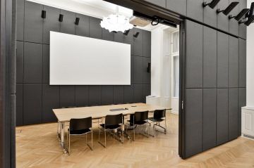 zasedací-místnost-černo-bílá-projekční-plátno-akustika-CAPEXUS-kanceláře-designové kanceláře-kanceláře CAPEXUS