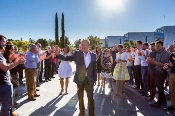 Zaměstnanci firmy Actiu oslavují a šťastně vítají svého generální ředitele s vítěznou cenou EBA.