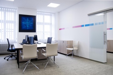 Klientské centrum s moderním interiérem a designem ve kterém lze nahlédnout na zaměstnance front officu při práci.