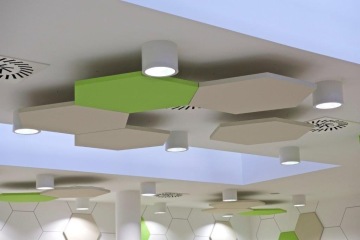 Prostoru udává tón kombinace zelené a kávové barvy, všechny další dekory jsou sladěné do neutrálních odstínů. Výmalba stejně jako nábytkové zařízení jsou ponechány bílé.