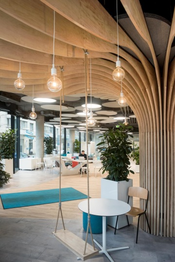 Nadčasová kultura firemního prostředí Hello bank! Hravost v podobě houpačky.