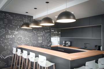 černá kuchyň-křídová stěna-barový-pult-kuchyňská-linka-kombinace-černé-a-dekoru-dřeva-CAPEXUS-kanceláře-designové kanceláře-kanceláře CAPEXUS-Arca Consulting-Arca Consulting kanceláře