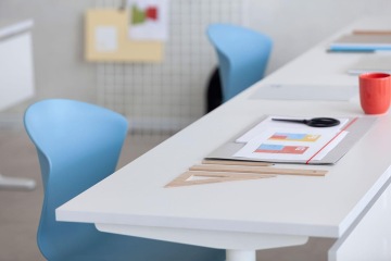 Záběr na pracovní místo s ergonomickým stolem