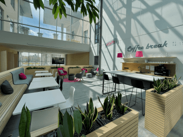 Interiér s dřevěnými prvky v kavárně s kuchyňkou společnosti T-Mobile v Hradci Králové