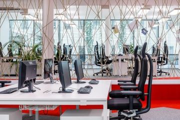 Designová open space kancelář s přírodní bariérou ve formě lan ve společnosti Seznam