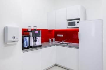 Pracovní kuchyňka v dominantní bílé barvě ve firmě Seznam