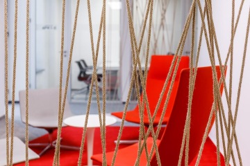 Záběr na lanovou bariéru a komfortní červené křesílka