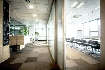 První projekt v Bratislavě je zaměřen na fitout kanceláří Aupark Tower, podlahu pokrývá moderní koberec, prostor odděluje prosklená stěna.