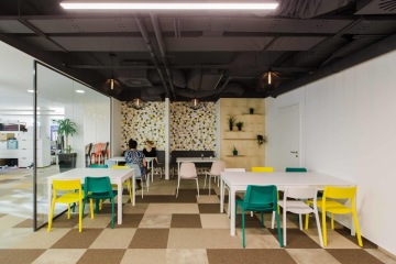 coworking-meeting-prostor-jídelní-stoly-tapeta-na-zeď-závěsné-květináče-CAPEXUS