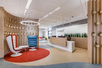 soft-seating-Actiu-křesla-recepce-Colonnade-kanceláře-dřevěný-design-CAPEXUS-kanceláře