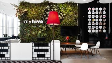 Moderní lobby prostor s živou stěnou plnou rostlin ve společnosti IMMOFINANZ