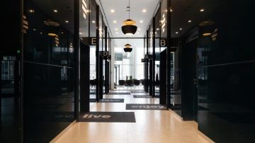 Moderní chodba s výtahy ve firmě IMMOFINANZ