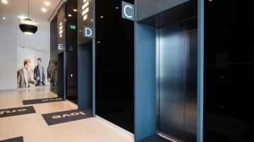 Chodba s výtahem ve firmě IMMOFINANZ