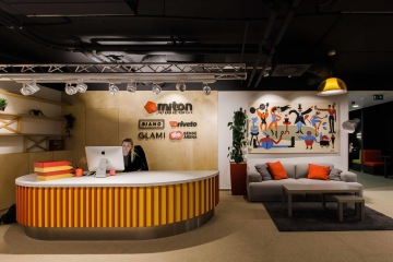 Miton-kanceláře-recepční-pult-lobby-GLAMI-BIANO-recepce-CAPEXUS