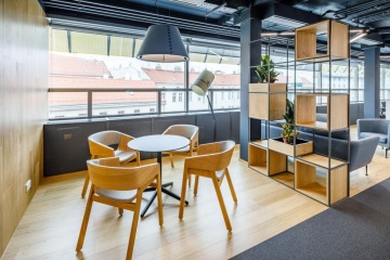 Lobby prostor se stylovým interiérem, který tvoří poličky na míru od společnosti Interio.