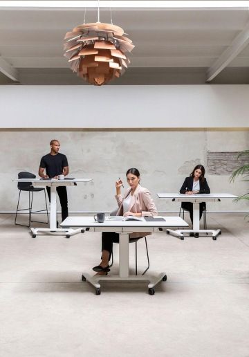 Kolegové-v-moderní-kanceláři-stoly-Talent-CAPEXUS-kanceláře-designové kanceláře-kanceláře CAPEXUS-nábytek Actiu-Actiu vybavení