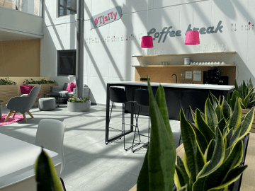 Kuchyňský bar ve firemní kavárně T-Mobile Hradec Králové