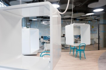 Netradičně pojatý interiér klientského centra společnosti Hello bank! Transparentnost vůči klientům se odráží v interiéru, kde lze nahlédnout na zaměstnance front officu při práci.