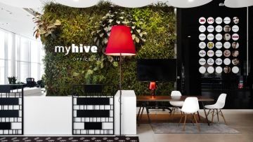 Moderní lobby prostor s živou stěnou plnou rostlin ve společnosti IMMOFINANZ