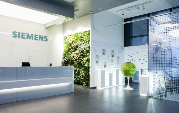 Estetické a vizuální úpravy budovy kancelářských prostor v centrále Siemens Česká republika na Západním městě.