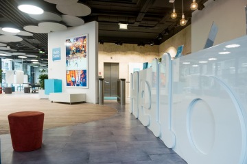 The view from the reception shows different types of lighting and floor coverings.