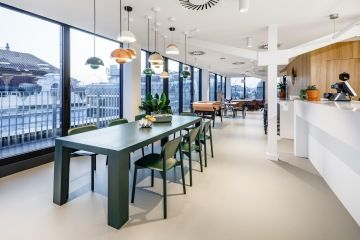 Moderní pracovní prostor s designovým nábytkem