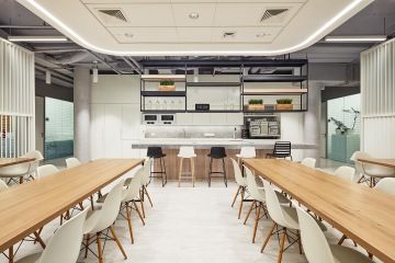 Kuchyňka s snížený podhled do oblouku kopíruje obloukové světlo