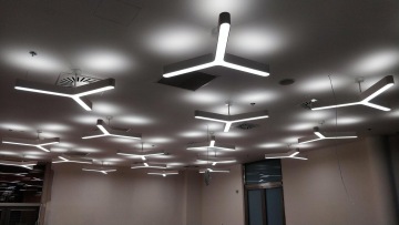 Funkční a stylový, barevně i materiálově sladěný. Takový je kancelářský nábytek, který dodáváme.