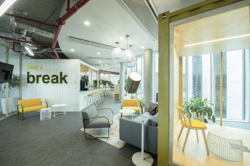 Bílý kontejner ve kterém se nachází pracovní kuchyňka firmy MSC