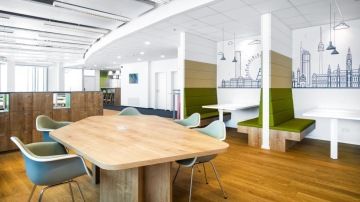 Open space kancelářský prostor s dřevěným interiérem