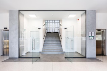 Pohled na recepční pult a lobby prostor ve společnosti Sev.en Energy.