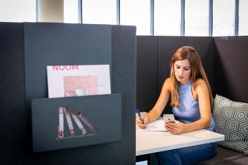 informal-room-Actiu-office-dividers-working-woman