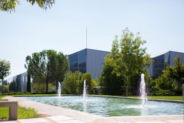 Venkovní prostor technologického parku ve firmě actiu, který je soběstačný, co se týká přírodních zdrojů. Vše je obklopeno stromy.