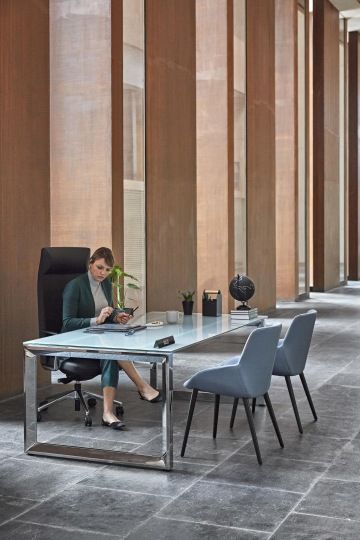 Žena u pracovního stolu