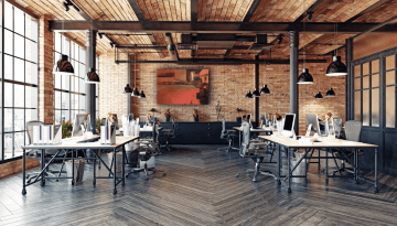 Openspace s cihlovým stropem a obrazem na stěně